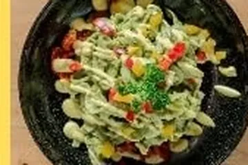 พาสต้าเส้นซูกินีซอสเพสโต้ อาหารเจ Rasayana Raw Café