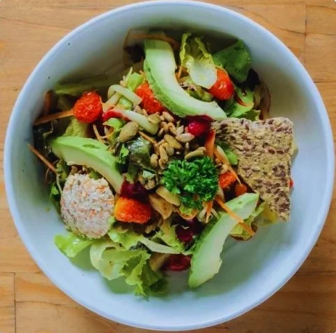 รัสยานา สลัด ผักออร์แกนิก อะโวคาโด และถั่วแอคทิเวต เมนูอาหารเจ Raw Vegan กรุงเทพฯ